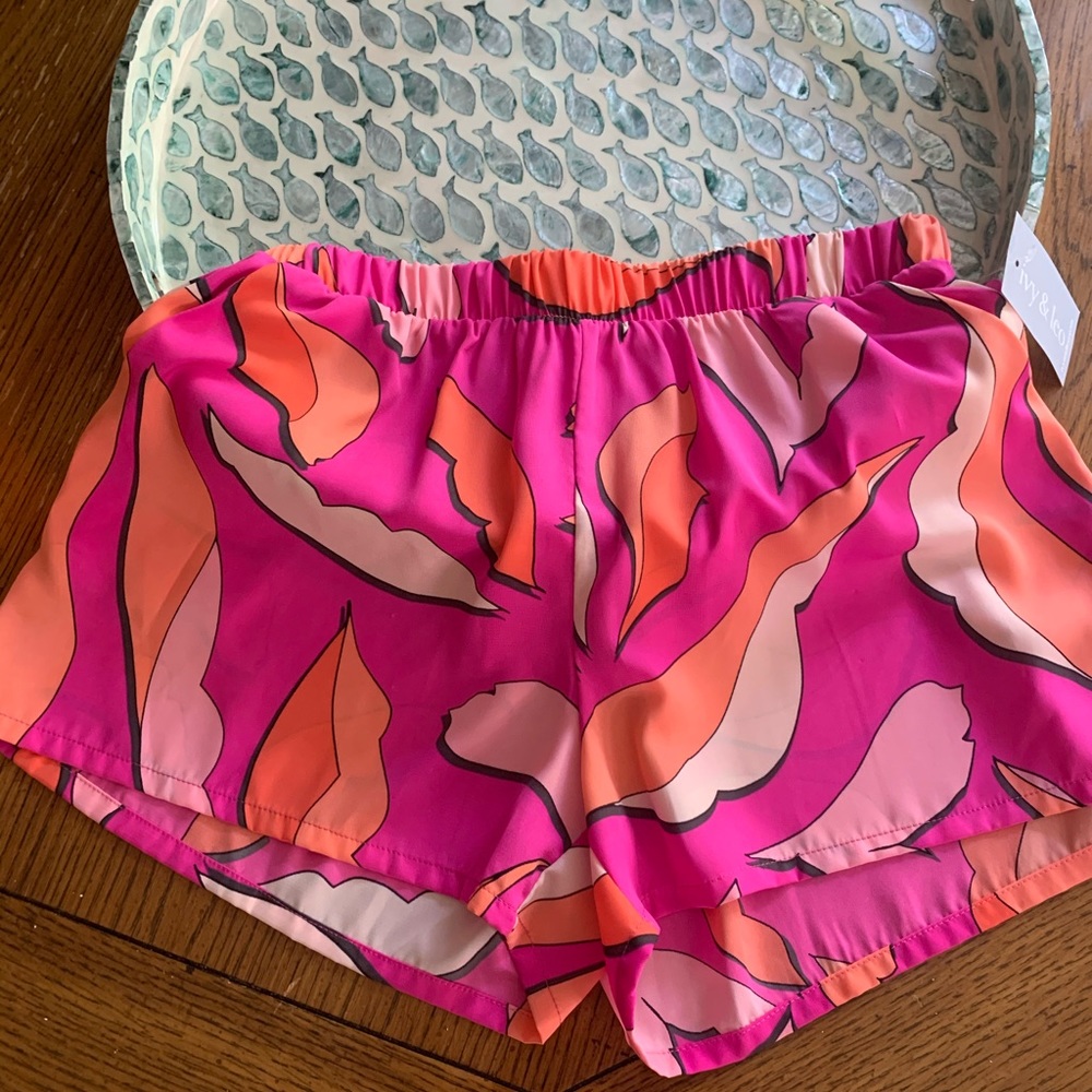 Adorable NWT patterned shorts